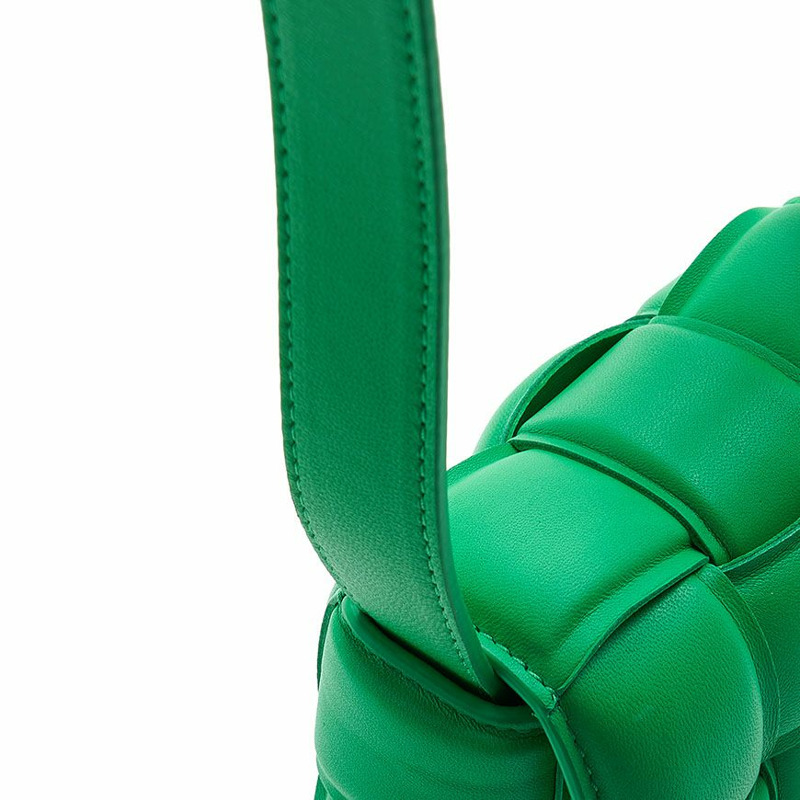 BOTTEGA VENETA 女士加厚迷你卡帶包 716648 VCQR1 3724-7