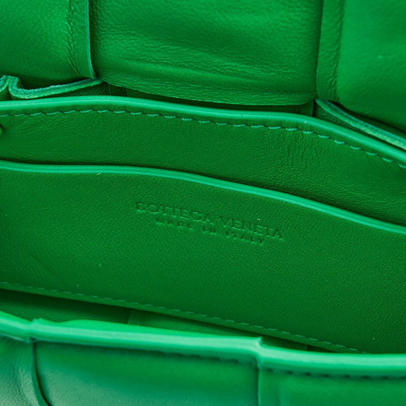 BOTTEGA VENETA 女士加厚迷你卡帶包 716648 VCQR1 3724-9