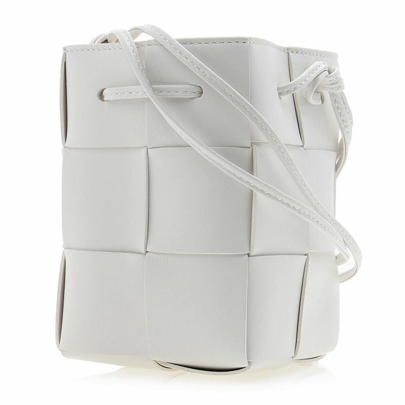 BOTTEGA VENETA 680217 VCQC4 9009 女士卡附迷你水桶斜背包-1