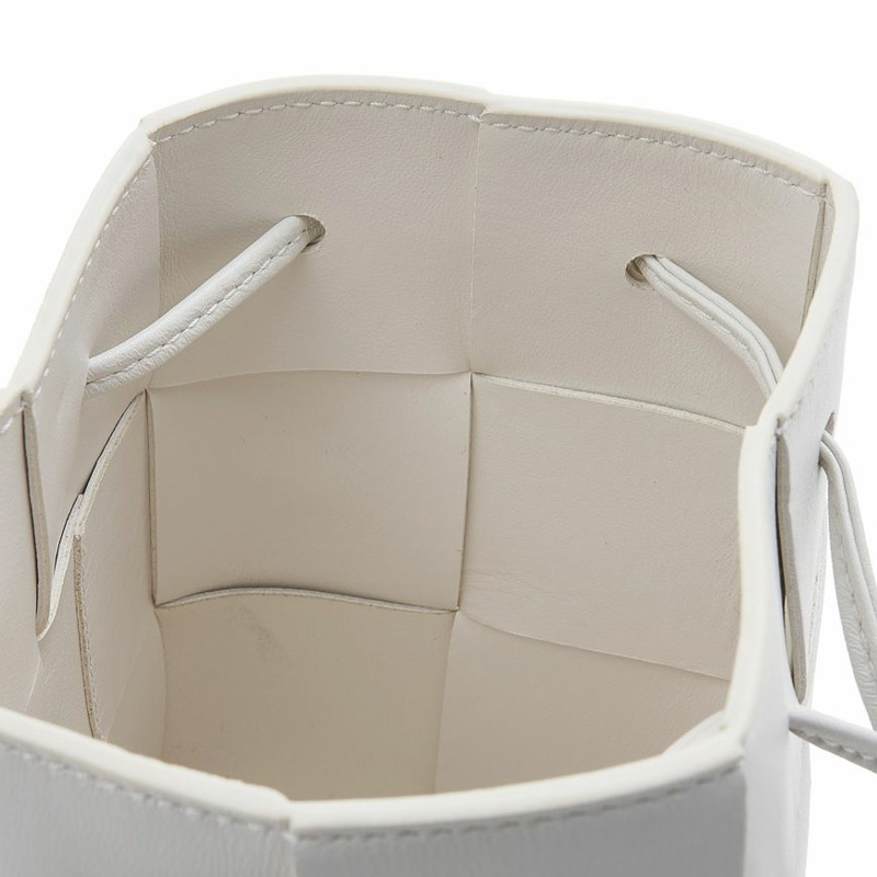 BOTTEGA VENETA 680217 VCQC4 9009 女士卡附迷你水桶斜背包-7