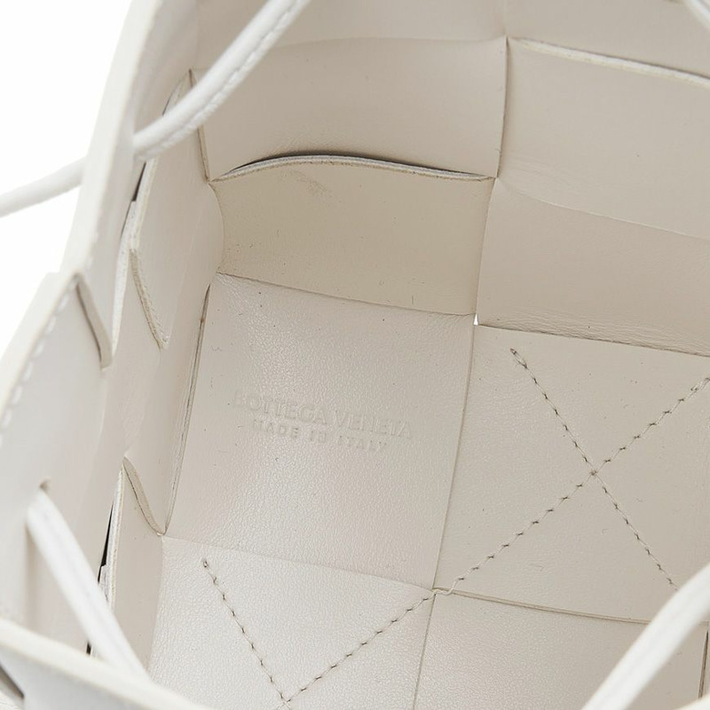 BOTTEGA VENETA 680217 VCQC4 9009 女士卡附迷你水桶斜背包-8