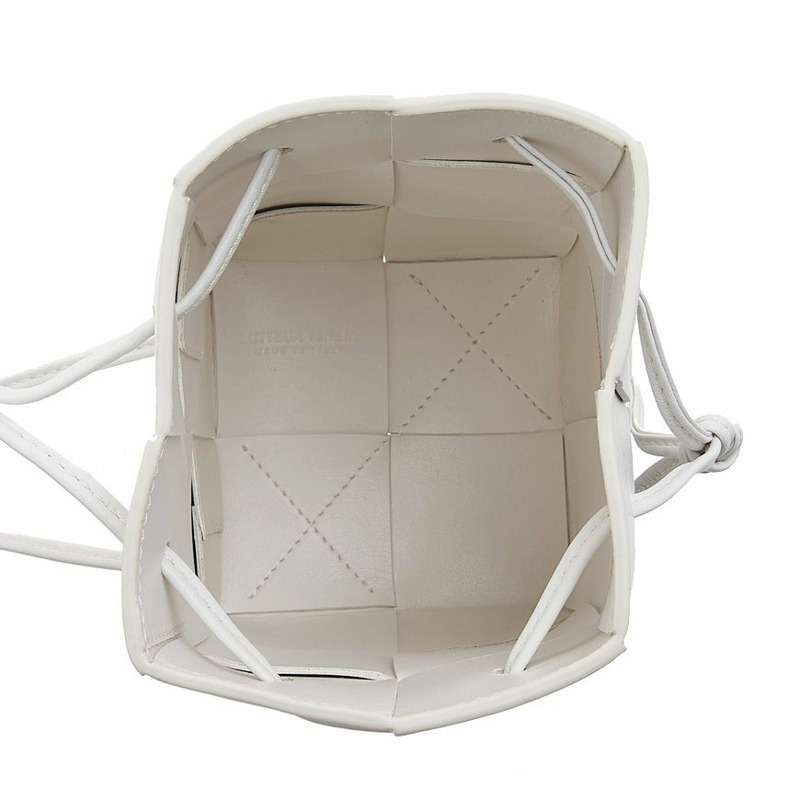 BOTTEGA VENETA 680217 VCQC4 9009 女士卡附迷你水桶斜背包-9