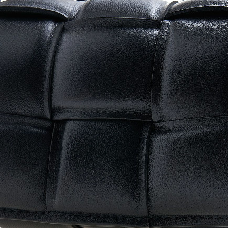 BOTTEGA VENETA 女士加厚迷你卡帶包 716648 VCQR1 8425-6