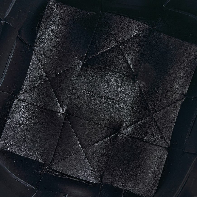 BOTTEGA VENETA 編織水桶包-9
