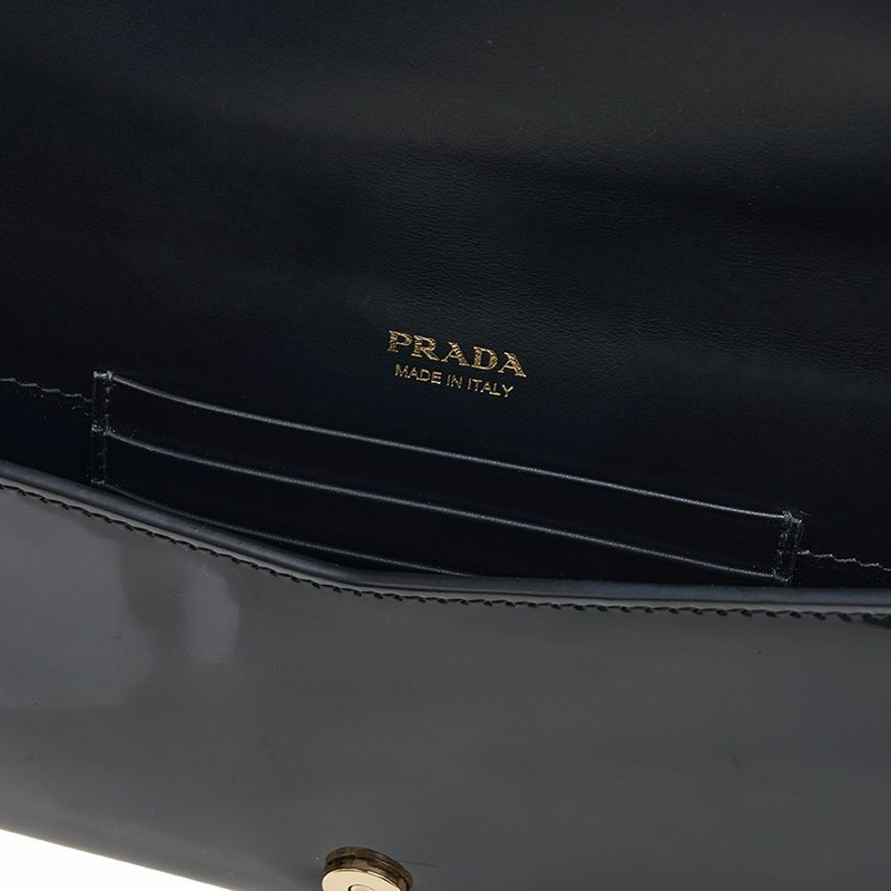 PRADA 專利迷你手拿包-8