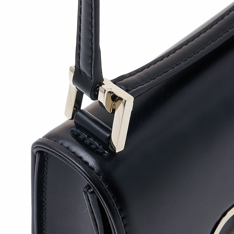 VALENTINO 標誌性 V 字 Logo 單肩包-6