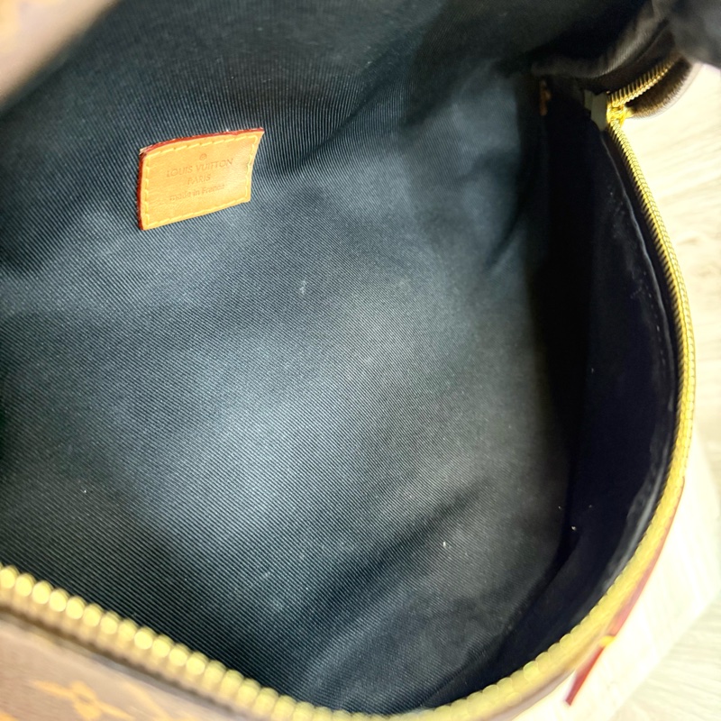 LV原花拉鍊胸口腰包M43644-5