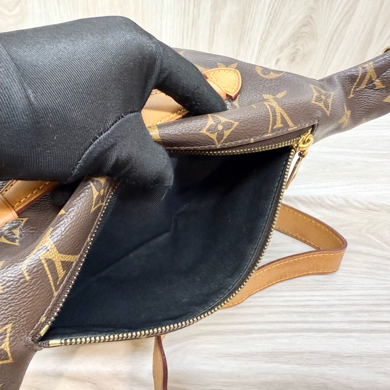 LV原花拉鍊胸口腰包M43644-6