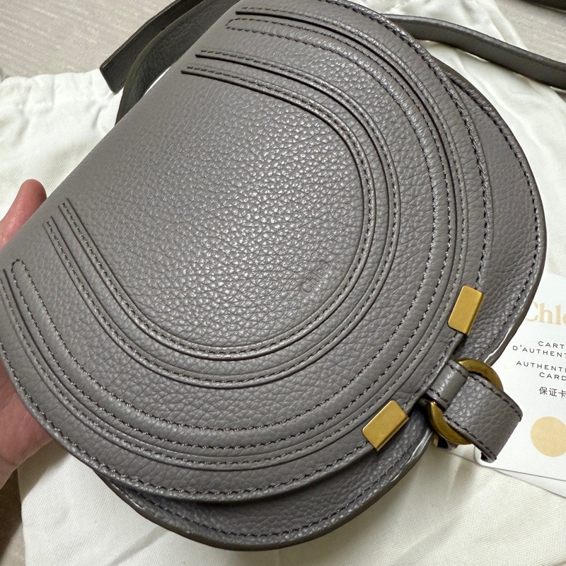 Chloe’ 蔻依 Marcie 牛皮掀蓋斜背鈴鼓包-小(斑鳩灰色）-1