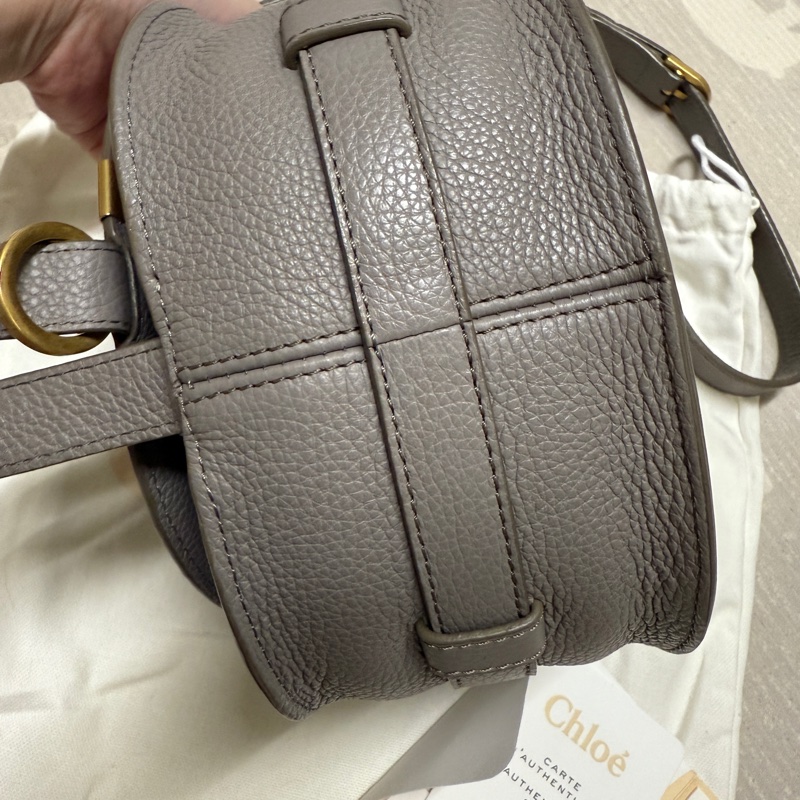 Chloe’ 蔻依 Marcie 牛皮掀蓋斜背鈴鼓包-小(斑鳩灰色）-3