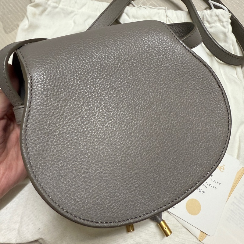 Chloe’ 蔻依 Marcie 牛皮掀蓋斜背鈴鼓包-小(斑鳩灰色）-4