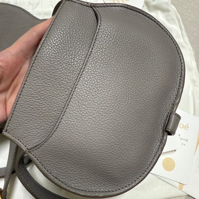 Chloe’ 蔻依 Marcie 牛皮掀蓋斜背鈴鼓包-小(斑鳩灰色）-7