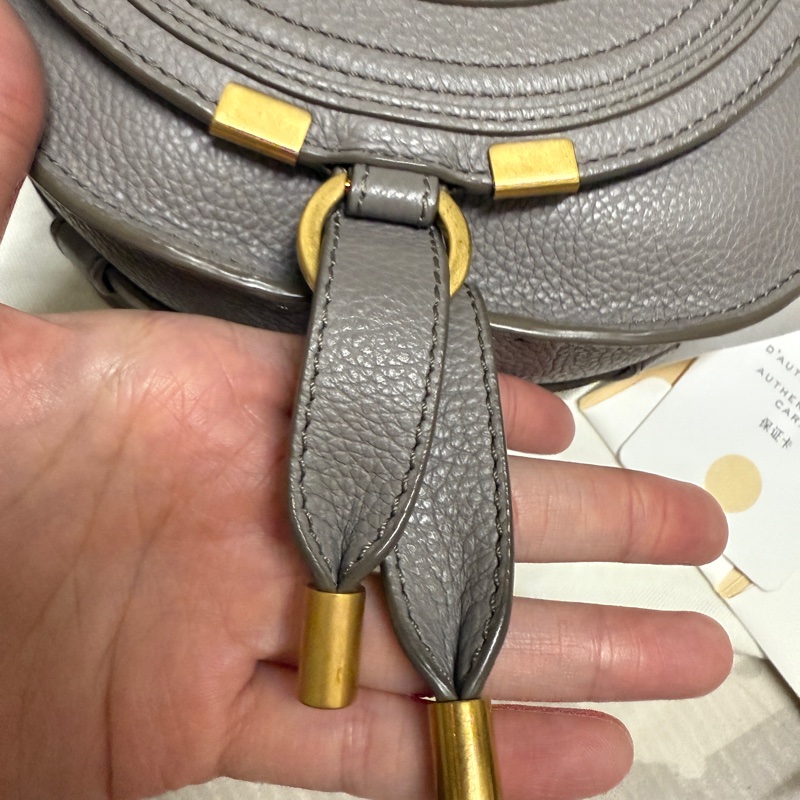 Chloe’ 蔻依 Marcie 牛皮掀蓋斜背鈴鼓包-小(斑鳩灰色）-12