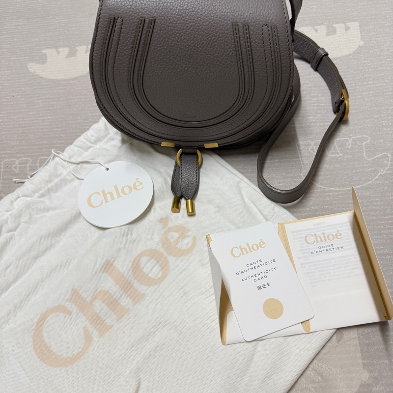 Chloe’ 蔻依 Marcie 牛皮掀蓋斜背鈴鼓包-小(斑鳩灰色）-14