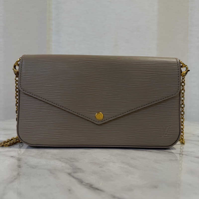 LV 藕色Epi牛皮金釦三合一鍊包M81877-0