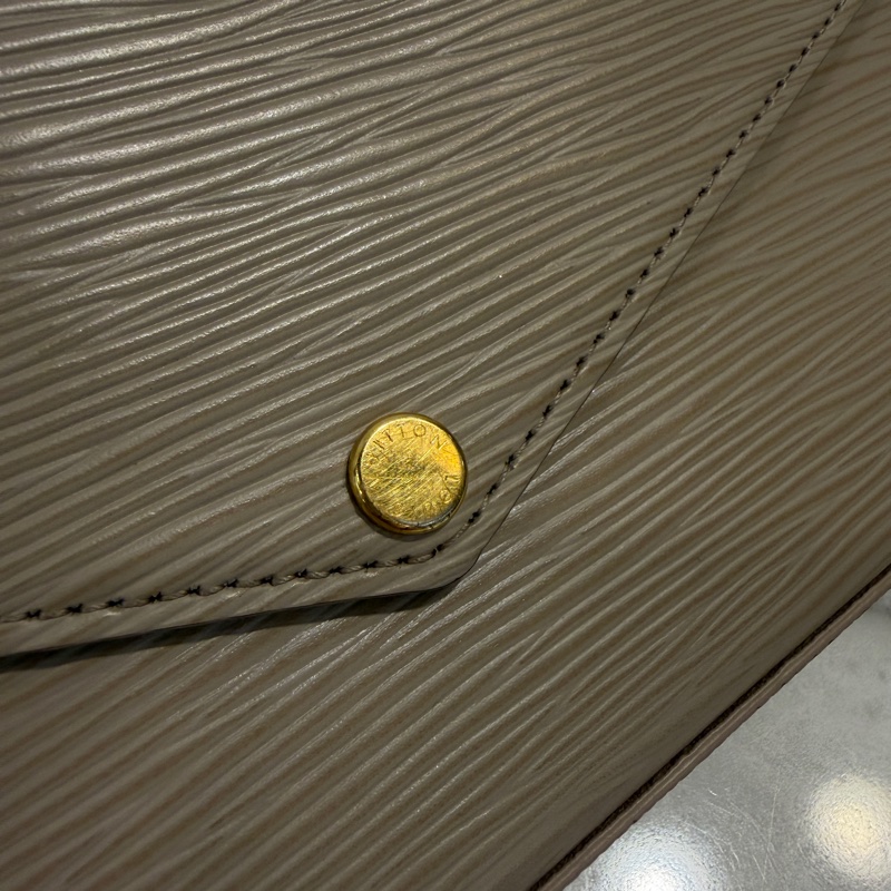 LV 藕色Epi牛皮金釦三合一鍊包M81877-1