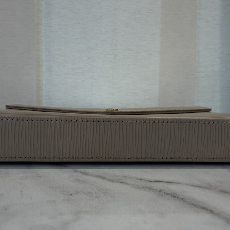 LV 藕色Epi牛皮金釦三合一鍊包M81877-4