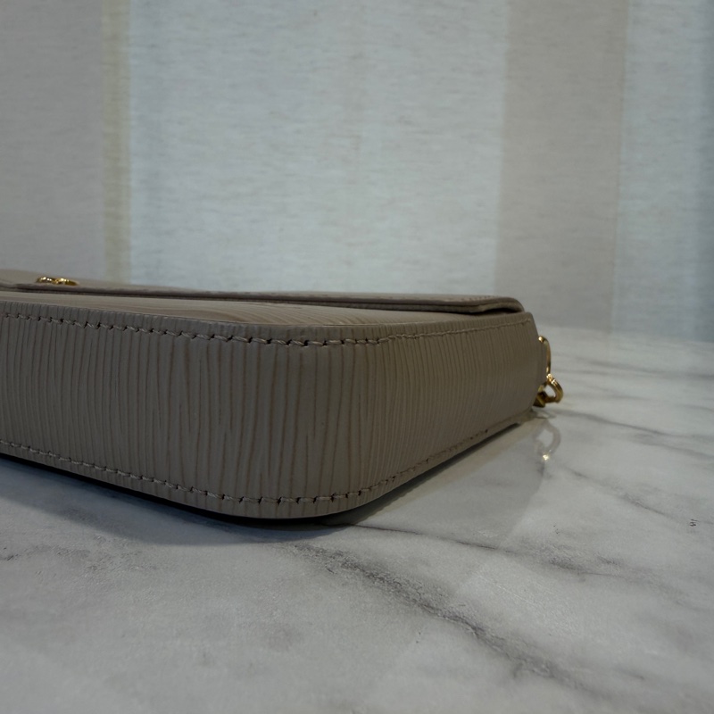 LV 藕色Epi牛皮金釦三合一鍊包M81877-6