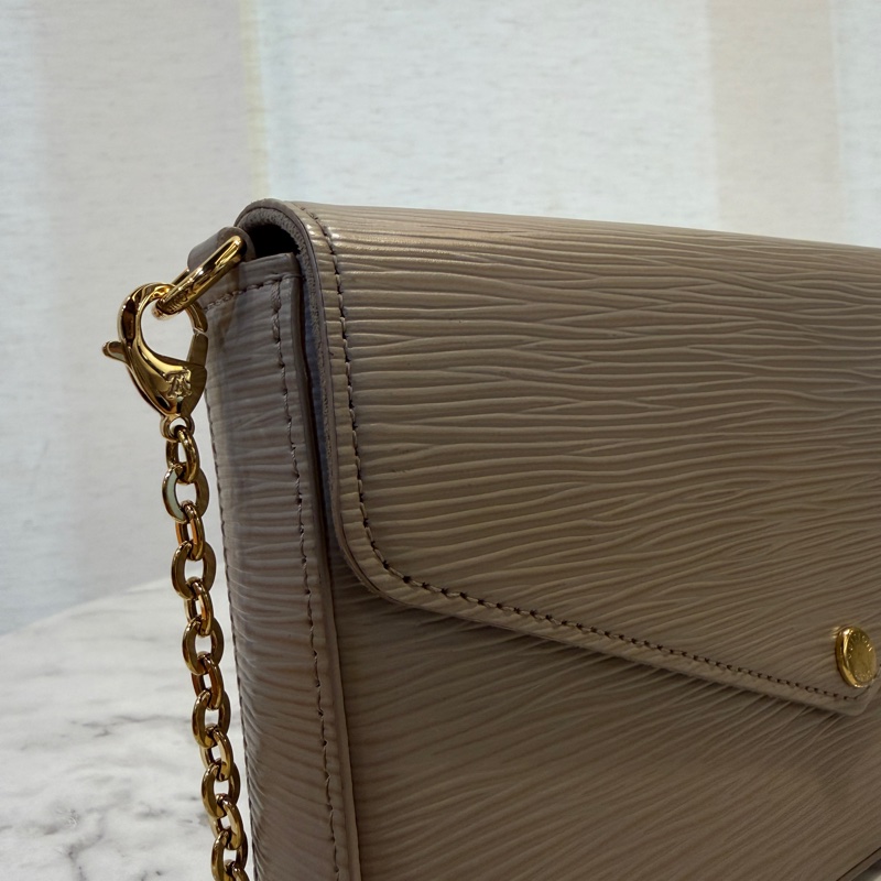 LV 藕色Epi牛皮金釦三合一鍊包M81877-7