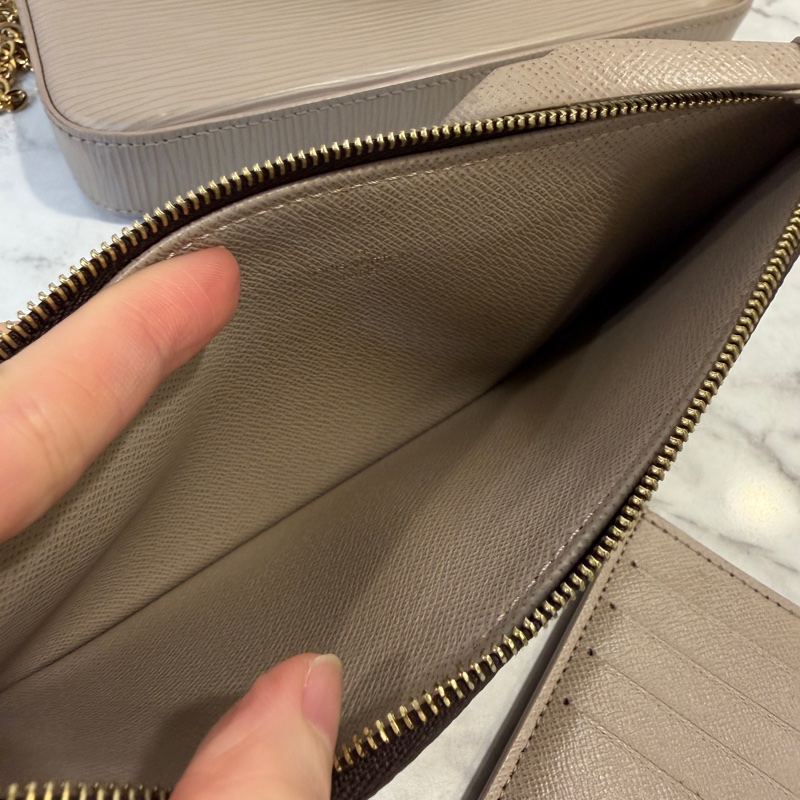 LV 藕色Epi牛皮金釦三合一鍊包M81877-15