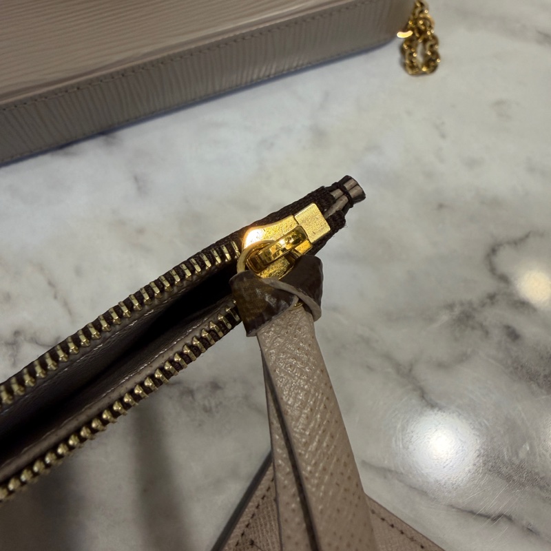 LV 藕色Epi牛皮金釦三合一鍊包M81877-16