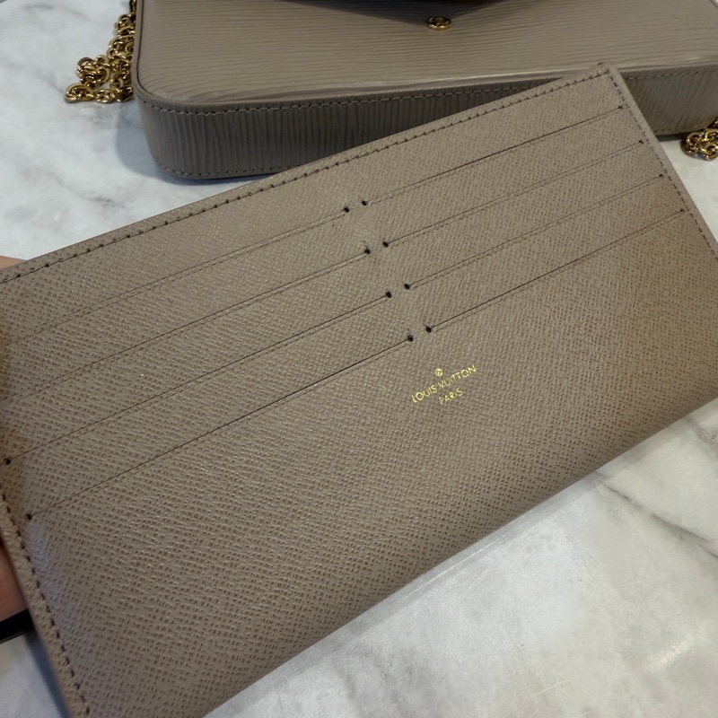 LV 藕色Epi牛皮金釦三合一鍊包M81877-17