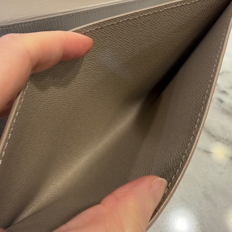 LV 藕色Epi牛皮金釦三合一鍊包M81877-18