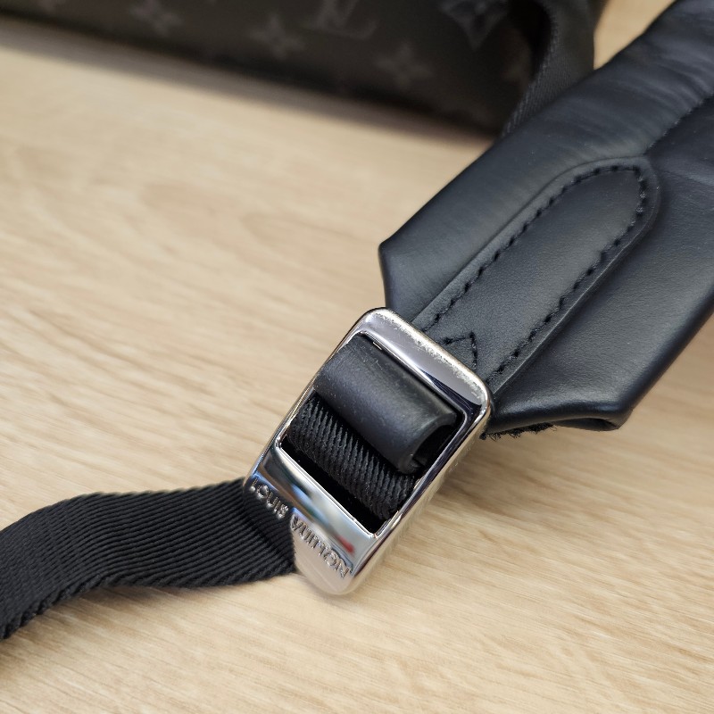 [超好裝現金🤣] LV黑灰老花Discovery銀釦後背包-23