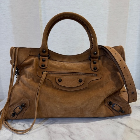 Balenciaga 駝色麂皮霧黑釦中號手提斜背機車包