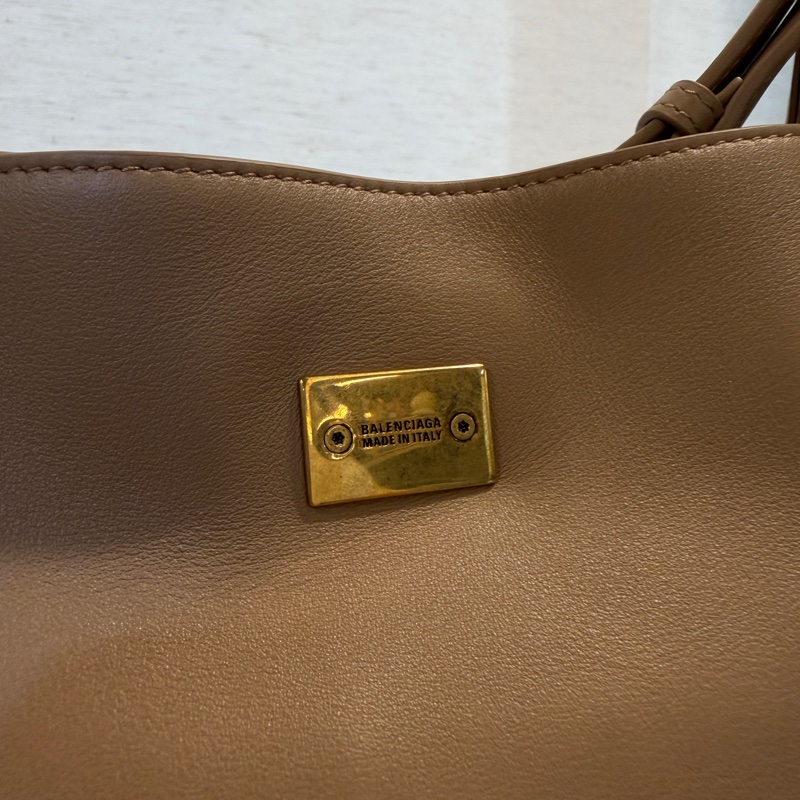 Balenciaga 奶茶色牛皮霧金釦直立式斜背包-4