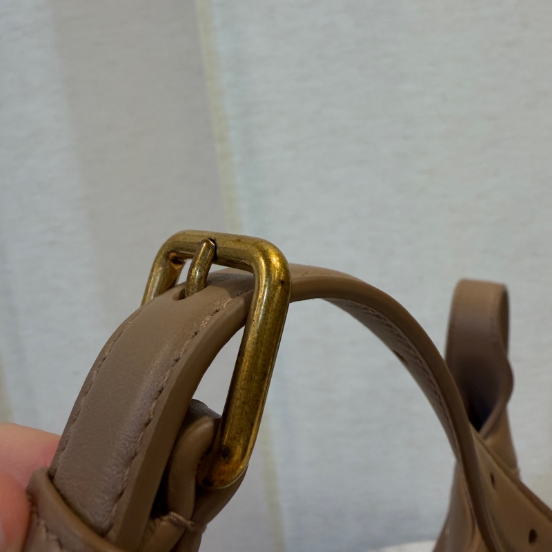 Balenciaga 奶茶色牛皮霧金釦直立式斜背包-5