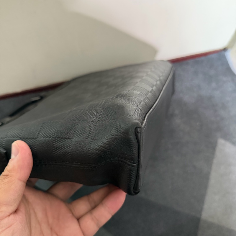 Lv 棋盤格壓紋公事包-8