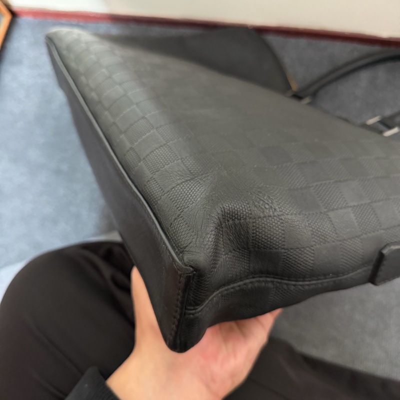 Lv 棋盤格壓紋公事包-9