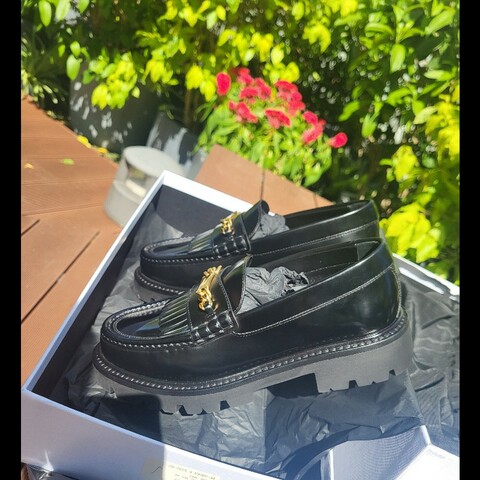 【99新一口價】 Celine Margaret 黑色皮革女款樂福鞋 36碼