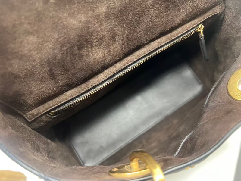 Christian Dior柔韌的Lady Dior包Cannage鉚釘戴妃包-3