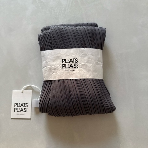 三宅一生PLEATS PLEASE灰色絲巾