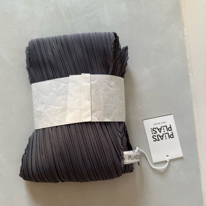 三宅一生PLEATS PLEASE灰色絲巾-1