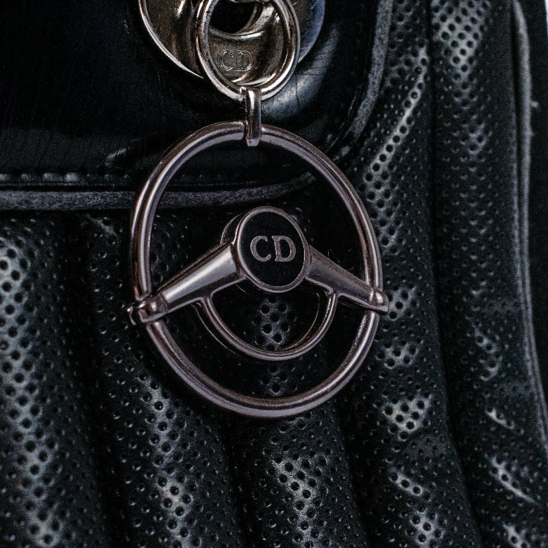 🧠小浮気見世物小屋🧠 絕版收藏級🇫🇷Dior by John Galliano 限量 Chris 1947 凱迪拉克包｜賽車透氣丹寧 × 金屬車牌-0