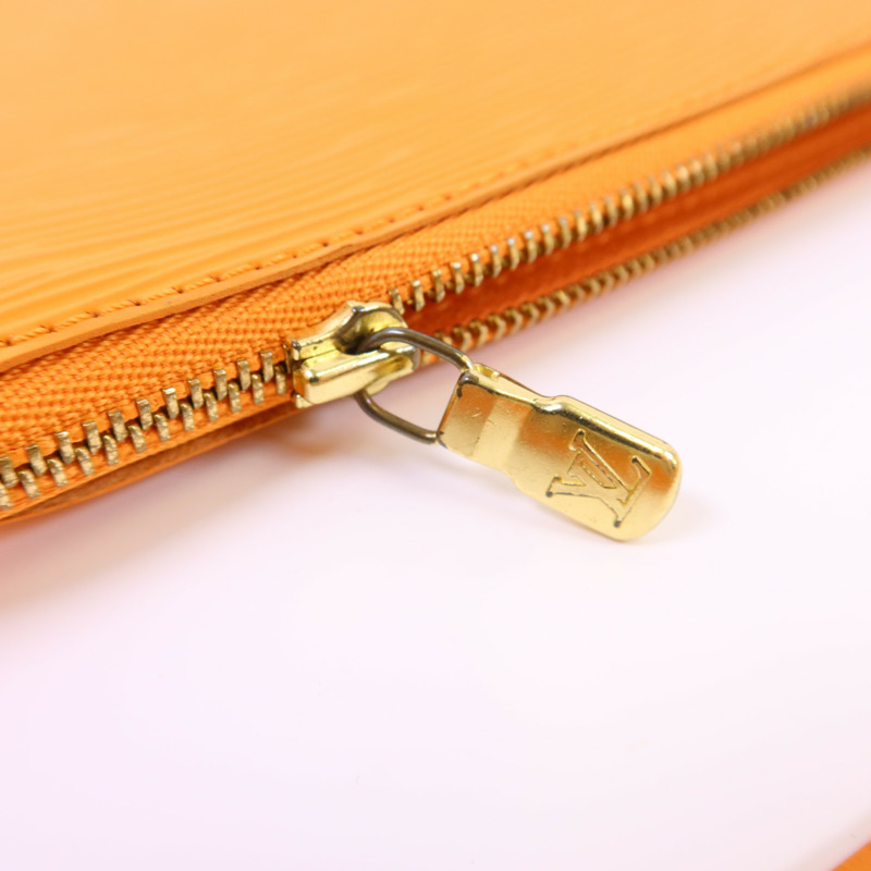 LOUIS VUITTON Epi Pochette Accessoires金扣肩背袋-8