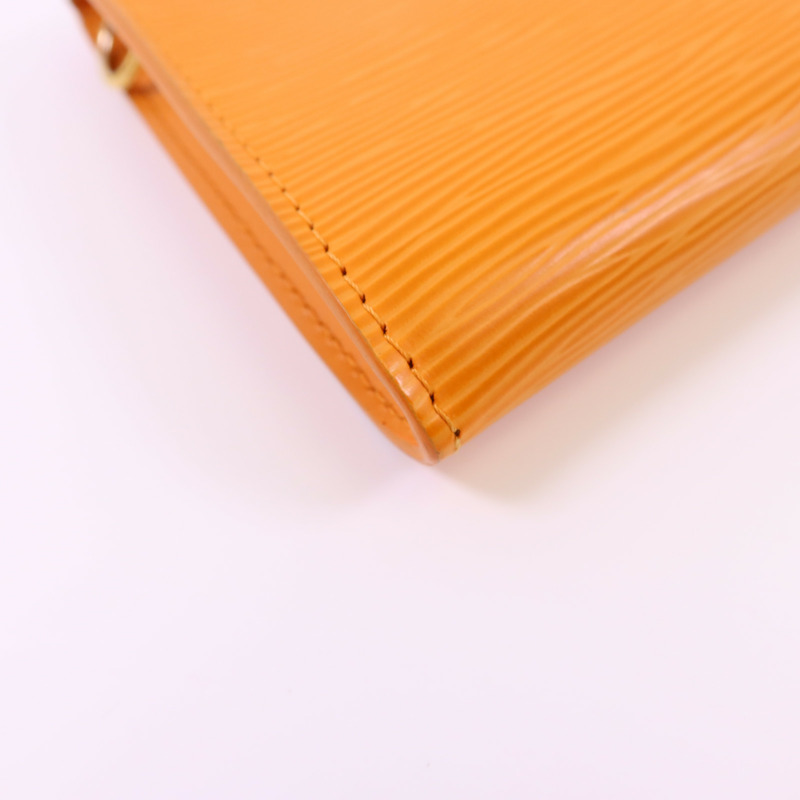 LOUIS VUITTON Epi Pochette Accessoires金扣肩背袋-13