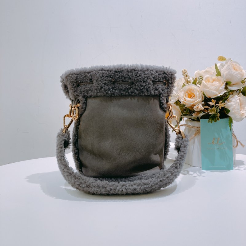 TW4574 Fendi 芬迪 迷你 毛茸茸 水桶 Mini Mon Tresor Bucket Bag Embossed/Montone-1