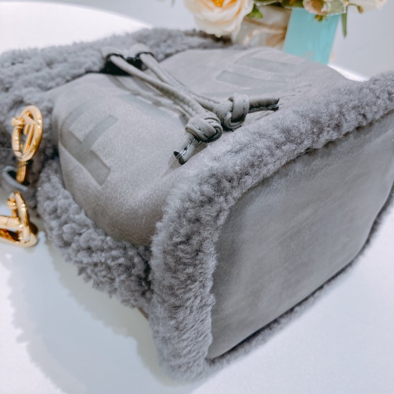 TW4574 Fendi 芬迪 迷你 毛茸茸 水桶 Mini Mon Tresor Bucket Bag Embossed/Montone-5