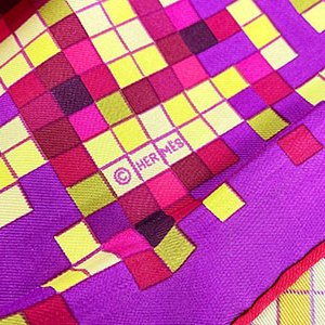 ＊奢華大道國際精品＊【H0380】HERMES 桃紅色馬賽克方形絲巾90*90-3