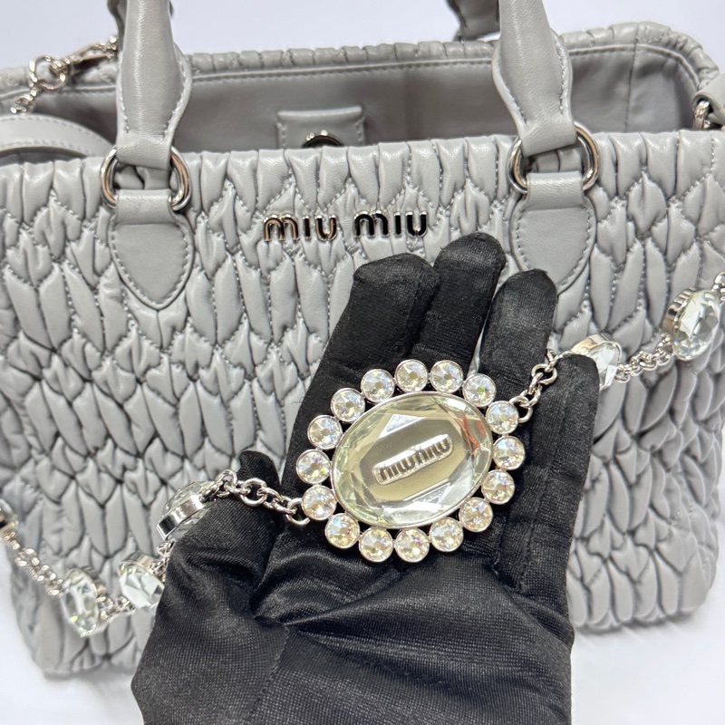 （超級新🆕） Miu Miu Nappa牛皮 水鑽吊墜 專櫃12.3萬！-8