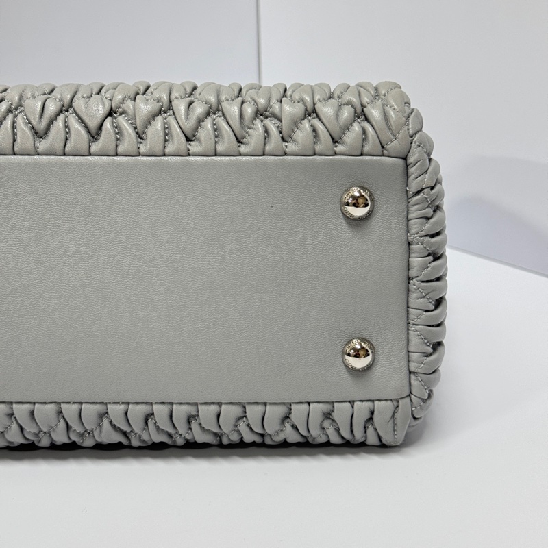 （超級新🆕） Miu Miu Nappa牛皮 水鑽吊墜 專櫃12.3萬！-11