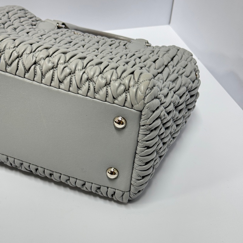 （超級新🆕） Miu Miu Nappa牛皮 水鑽吊墜 專櫃12.3萬！-13