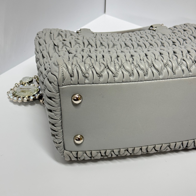 （超級新🆕） Miu Miu Nappa牛皮 水鑽吊墜 專櫃12.3萬！-16