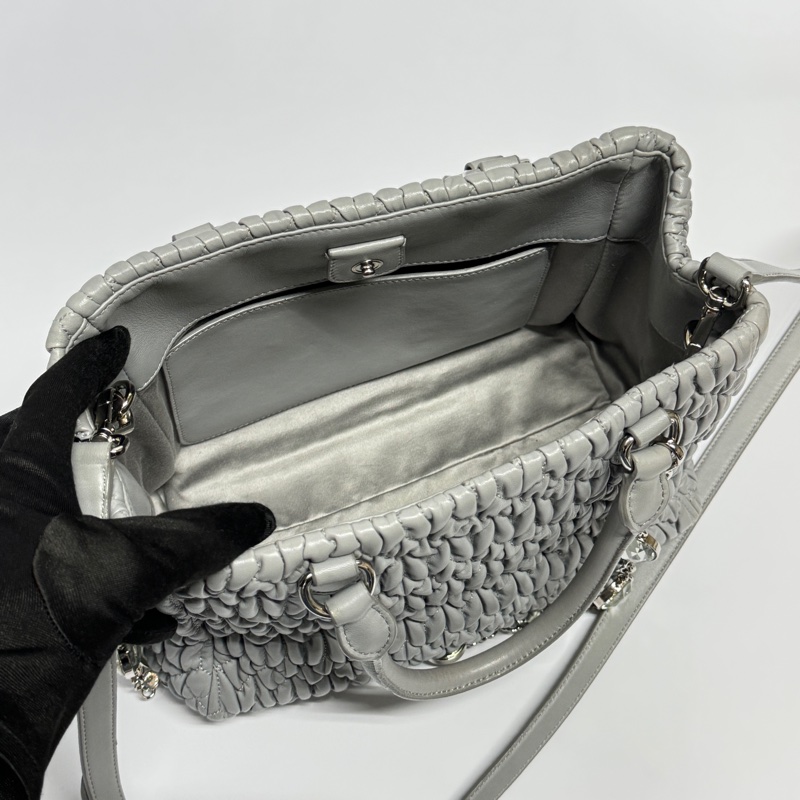 （超級新🆕） Miu Miu Nappa牛皮 水鑽吊墜 專櫃12.3萬！-18