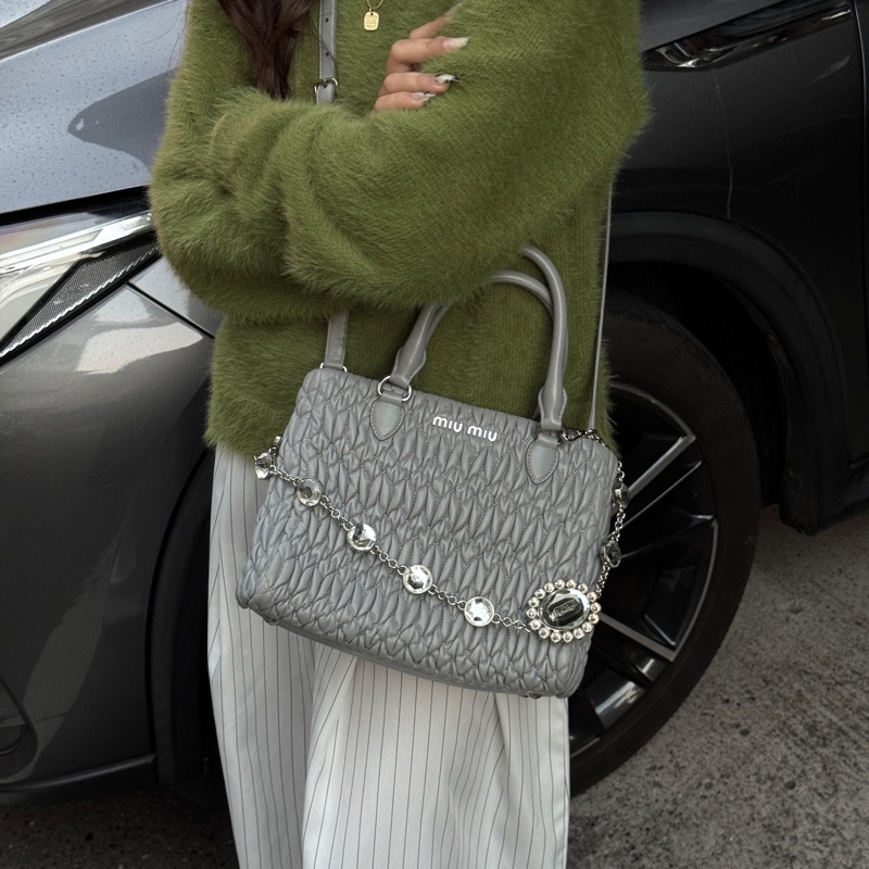 （超級新🆕） Miu Miu Nappa牛皮 水鑽吊墜 專櫃12.3萬！-26