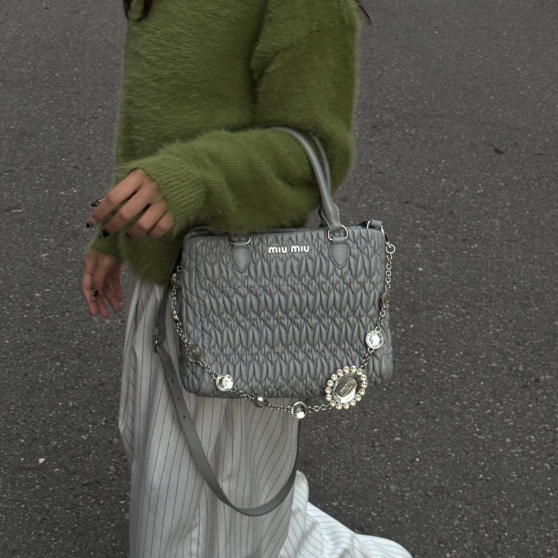 （超級新🆕） Miu Miu Nappa牛皮 水鑽吊墜 專櫃12.3萬！-29